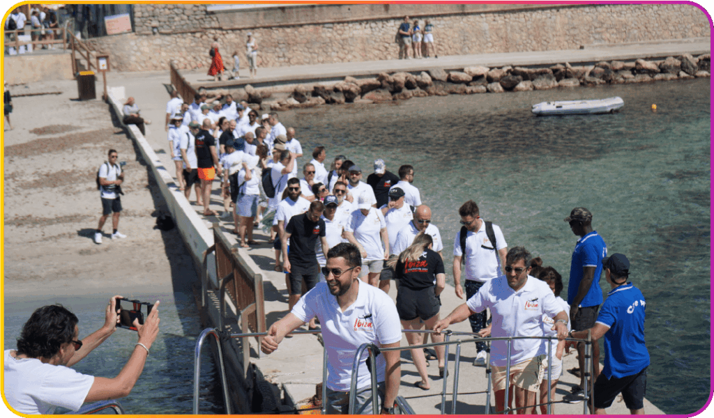 gente subiendo al barco